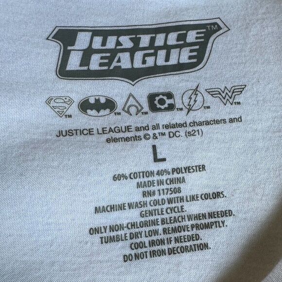Justice League It’s A Woman’s World Women's T-Shirt Size LARGE Graphic White - Picture 4 of 4